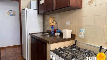 Køleskab, mikrobølgeovn, ovn, køkkentøj/tallerkener/redskaber