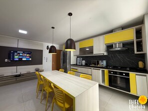 Fridge, oven, cookware/dishes/utensils - Thel Ubatuba - Praia Grande - Reserva DNA - Frente Mar - Apto 532 (Ubatuba)