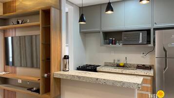 Jääkaappi, mikroaaltouuni, uuni, leivänpaahdin