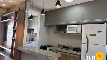 Frigorífico, microondas, horno y utensilios de cocina