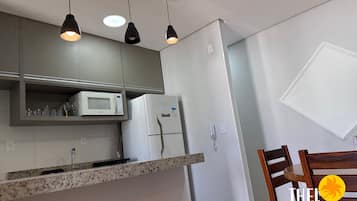 Frigorífico, microondas, horno y utensilios de cocina