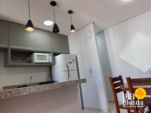 Fridge, microwave, oven, cookware/dishes/utensils - Thel Ubatuba - Praia Grande - Cond Saint Barth 36/C (Ubatuba)