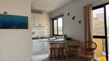 Geladeira, micro-ondas, fogão, talheres/pratos/utensílios de cozinha