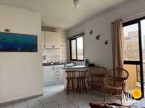 Fridge, microwave, oven, cookware/dishes/utensils - Thel Ubatuba - 23/A, Ilha do Sol - Praia Grande (Ubatuba)