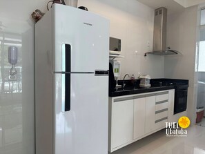 Geladeira, micro-ondas, fogão, torradeira
