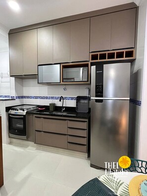 Geladeira, micro-ondas, fogão, torradeira