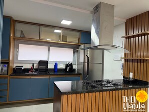 Frigorifero, microonde, forno, pentole/stoviglie/utensili