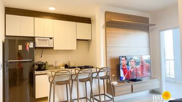 Refrigerador, microondas, horno y utensilios de cocina