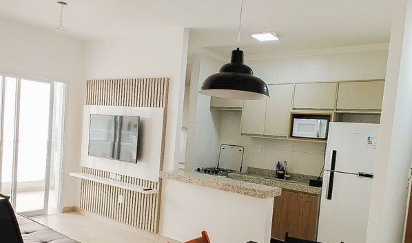 Réfrigérateur, micro-ondes, four