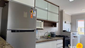 Een koelkast, een microgolfoven, een oven