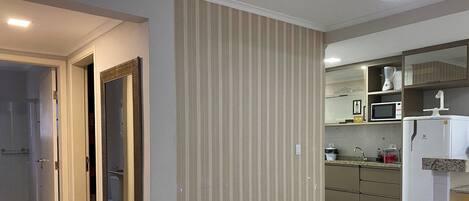 Geladeira, micro-ondas, fogão