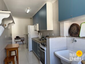 Geladeira, micro-ondas, fogão