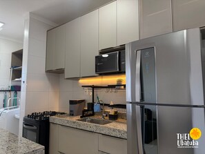 Geladeira, micro-ondas, fogão, talheres/pratos/utensílios de cozinha