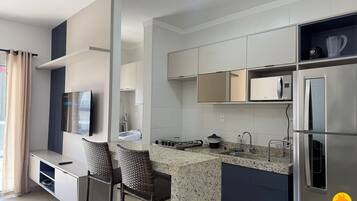 Refrigerador, microondas, horno, utensilios de cocina