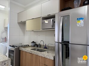 Geladeira, micro-ondas, fogão, talheres/pratos/utensílios de cozinha