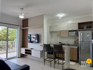 Fridge, microwave, oven, cookware/dishes/utensils - Thel Ubatuba - Apto 22/C, Saint Barth - Praia Grande (Ubatuba)