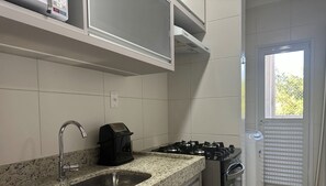 Fridge, microwave, oven, cookware/dishes/utensils - Thel Ubatuba - Apto 21/C, Saint Barth - Praia Grande (Ubatuba)