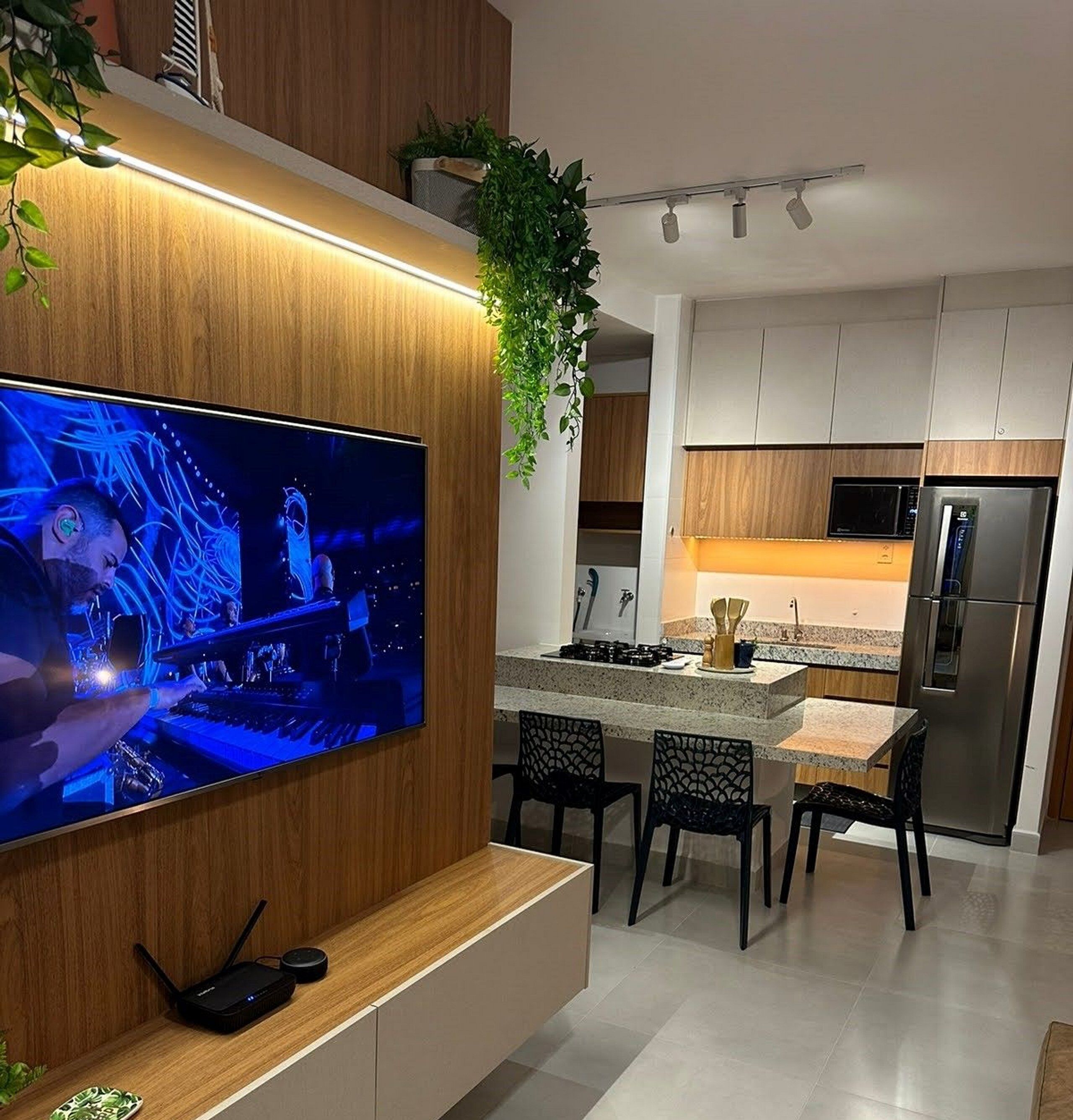 Kühlschrank, Mikrowelle, Ofen, Kochgeschirr/Geschirr/Besteck