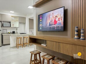 Geladeira, micro-ondas, fogão, talheres/pratos/utensílios de cozinha