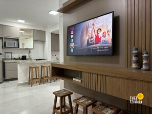 Kühlschrank, Mikrowelle, Ofen, Kochgeschirr/Geschirr/Besteck