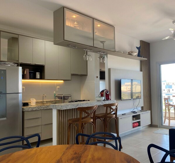 Kjøleskap, mikrobølgeovn, ovn og kjøkkenutstyr