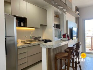 Kjøleskap, mikrobølgeovn, ovn og kjøkkenutstyr