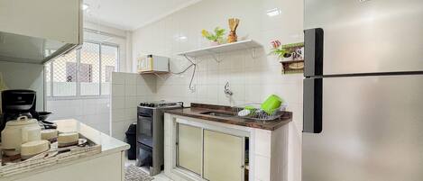 Frigorifero, microonde, forno, pentole/stoviglie/utensili