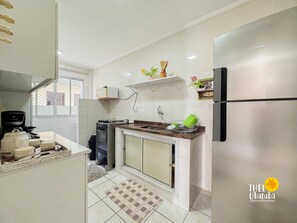 Refrigerador, microondas, horno, utensilios de cocina