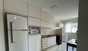 Fridge, microwave, oven - Thel Ubatuba - Apto 301/A, Ana Luiza - Praia Grande (Ubatuba)