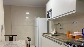 Frigorifero, microonde, forno, pentole/stoviglie/utensili