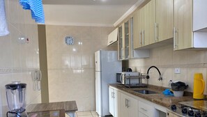 Fridge, microwave, oven - Thel Ubatuba - Apto 401/A, Ana Luiza - Praia Grande (Ubatuba)