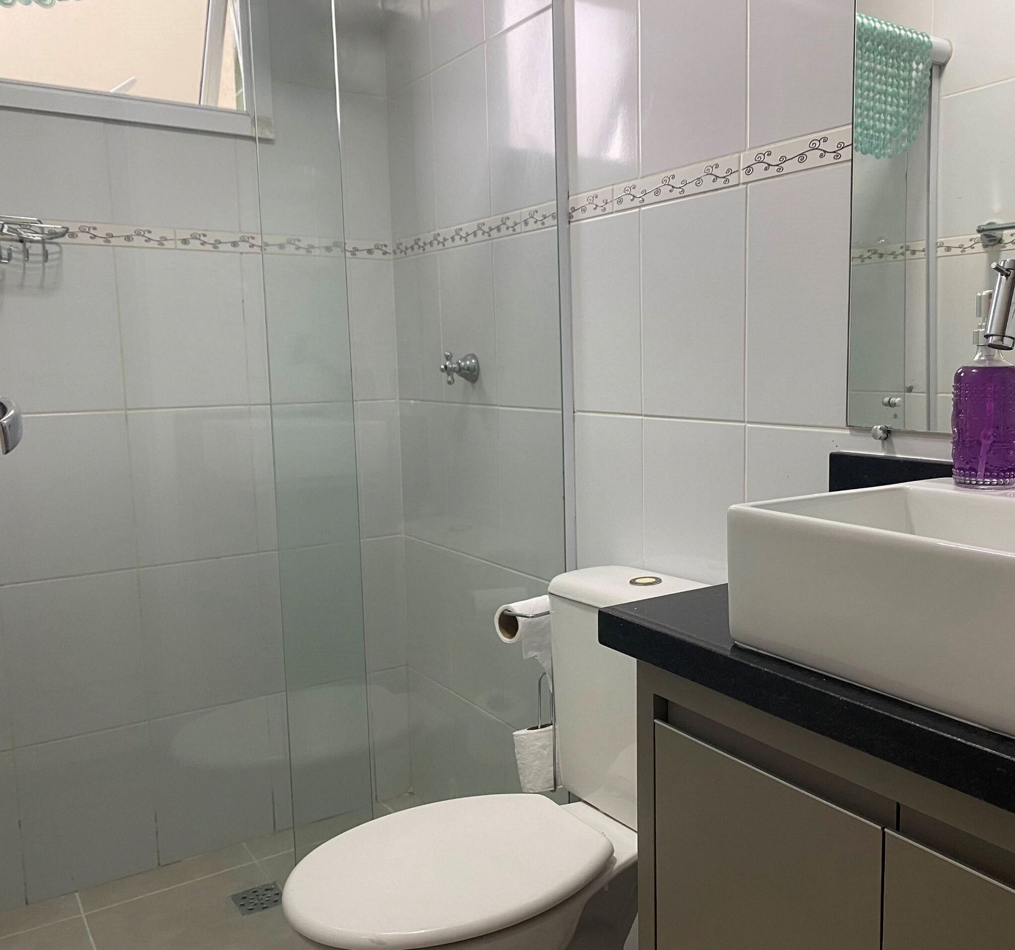 Ein Badezimmer mit Toilette, Waschbecken und Dusche.