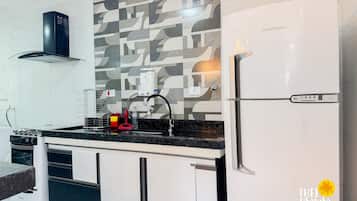 Geladeira, micro-ondas, fogão, talheres/pratos/utensílios de cozinha