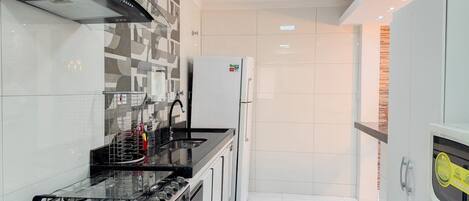 Frigorífico, microondas, horno y utensilios de cocina