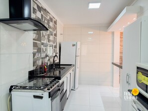 Fridge, microwave, oven, cookware/dishes/utensils - Thel Ubatuba - Apto 11/B, Miramar - Itaguá (Ubatuba)