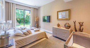 4 Schlafzimmer, Zimmersafe, Schreibtisch, Bügeleisen/Bügelbrett