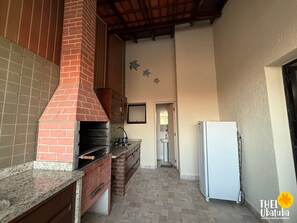 Refrigerador, microondas, horno y utensilios de cocina 