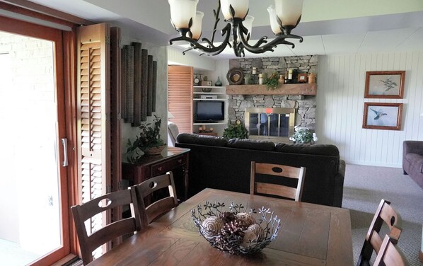 TV - Cozy 2BR/2BA at Seven Springs Mtn Villas; sleeps 10 for ski, golf, play, relax! (Champion)