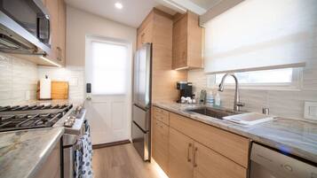 冰箱、微波炉、烤箱、炉灶