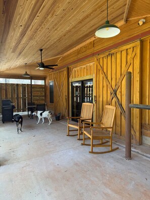 Terrace/patio - Charming 1BR Barn Retreat – Close to Hospitals, Parks & Town in  Mooresville (Mooresville)