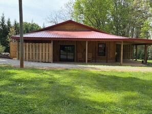 Exterior - Charming 1BR Barn Retreat – Close to Hospitals, Parks & Town in  Mooresville (Mooresville)