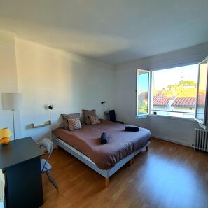 3 Schlafzimmer, Schreibtisch, schallisolierte Zimmer