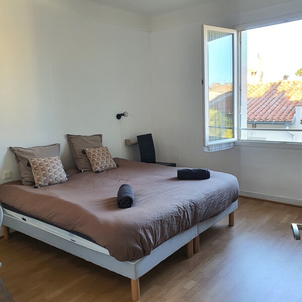 3 chambres, bureau, chambres insonorisées, fer et planche à repasser