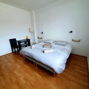 3 Schlafzimmer, Schreibtisch, schallisolierte Zimmer
