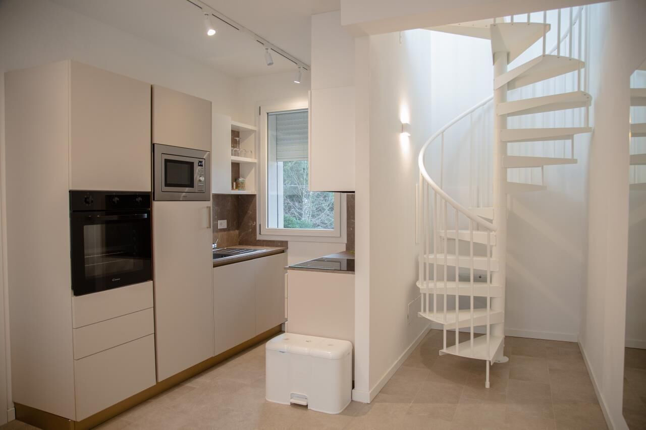 Kylskåp, mikrovågsugn, diskmaskin och kaffe- och tebryggare