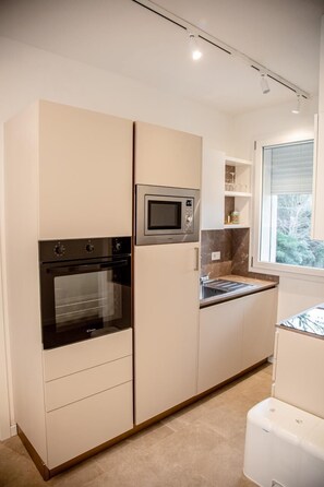 Fridge, microwave, dishwasher, coffee/tea maker