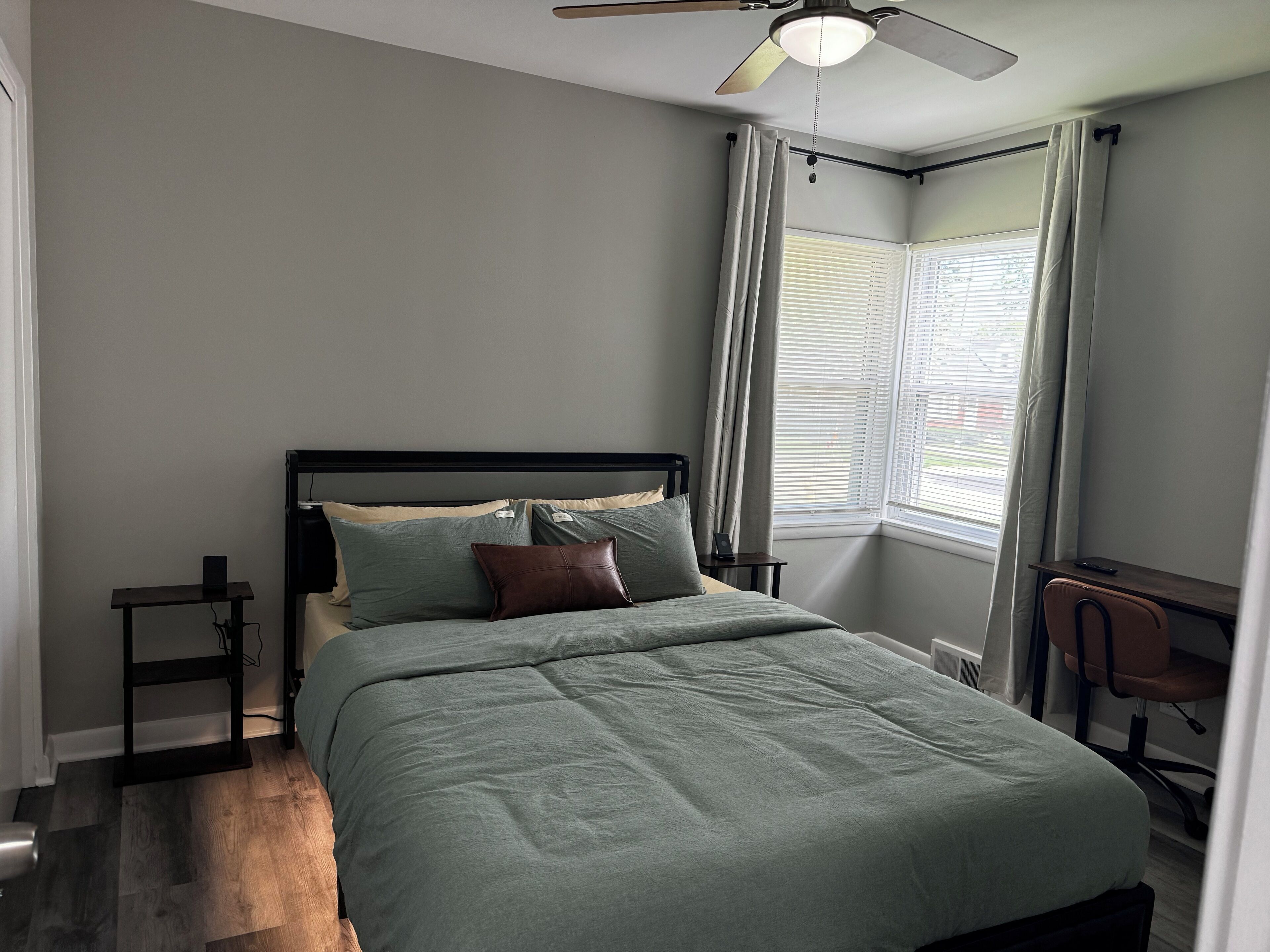 4 soverom, skrivebord, strykejern/-brett og reiseseng for barn