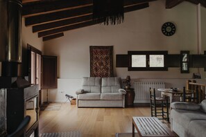 Téléviseur, foyer, table de ping-pong, livres