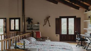 2 slaapkamers, een bureau, een strijkplank/strijkijzer, reisbedje