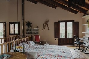 2 chambres, bureau, fer et planche à repasser, lit de bébé portatif